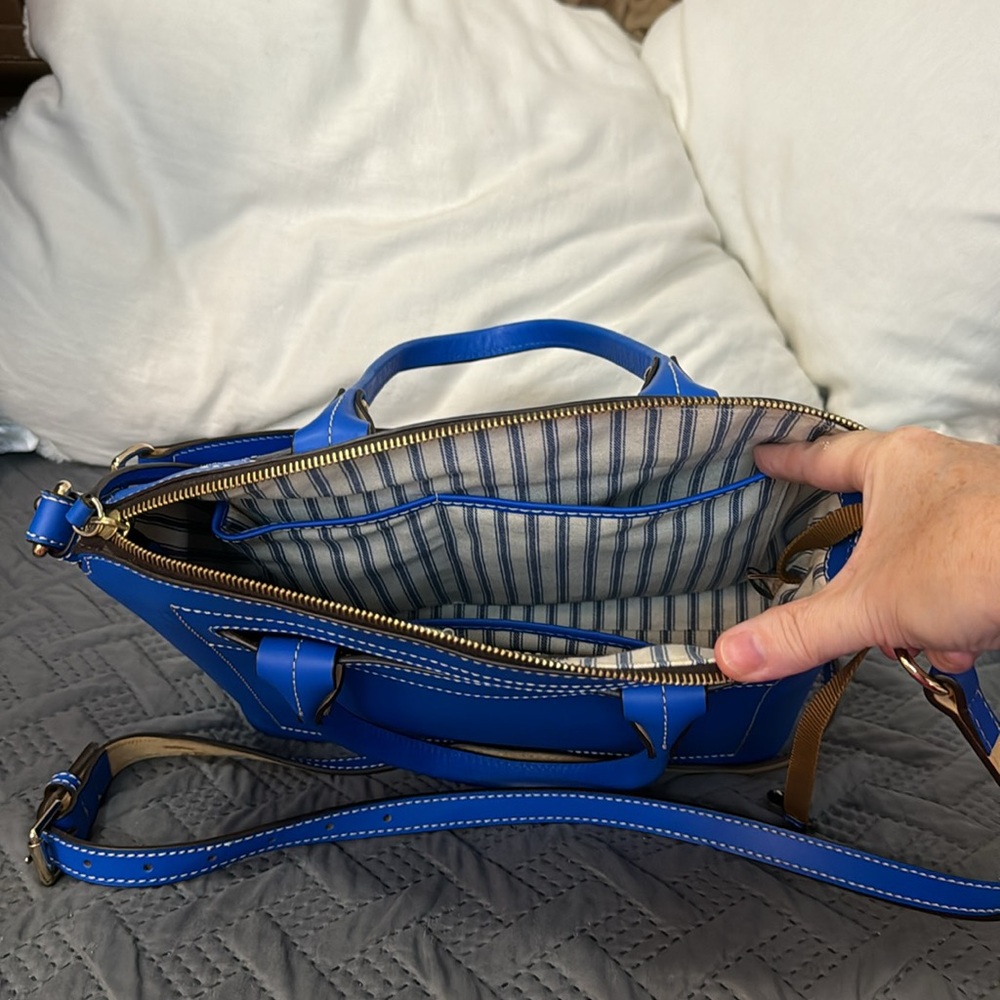 Large Dooney satchel in excellent conditions. No signs of wear no stains - Picture 4 of 6
